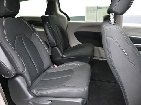Used 2020 Chrysler Voyager LX FWD image 8