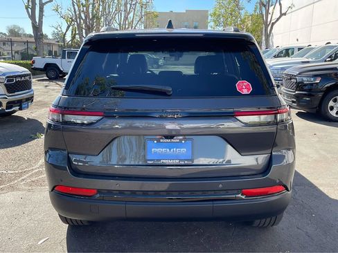 Used 2025 Jeep Grand Cherokee Altitude RWD image 4