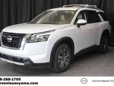 New 2025 Nissan Pathfinder SL image 3