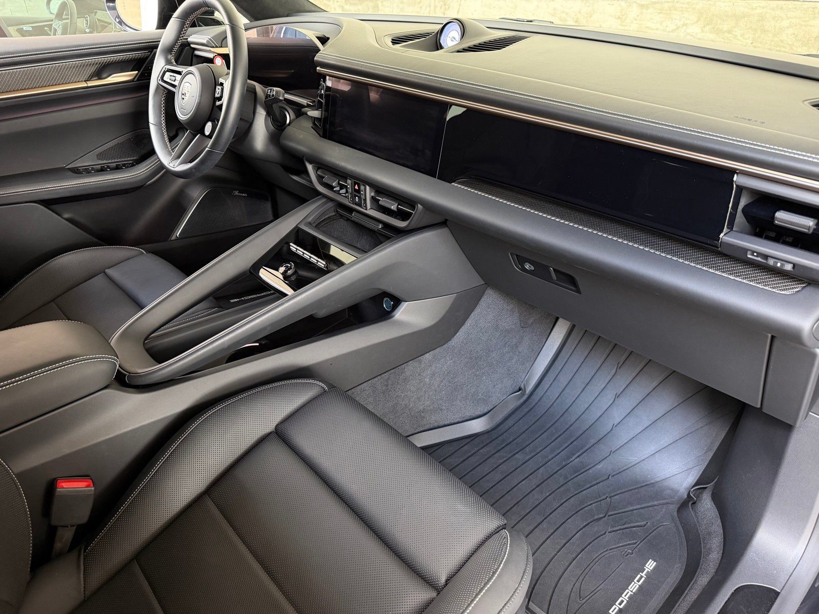 Used 2024 Porsche Macan Turbo Electric AWD/4WD image 19
