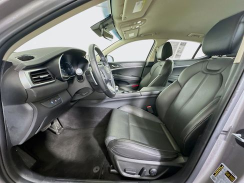 Used 2025 Genesis G70 2.5T image 13