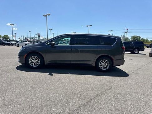 Used 2023 Chrysler Pacifica Touring-L FWD image 7
