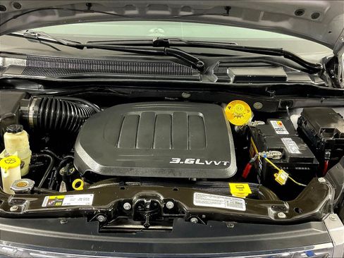 Used 2014 Chrysler Town & Country S FWD image 30