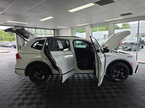 Used 2024 Volkswagen Tiguan SE R-Line AWD/4WD image 17