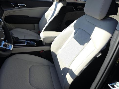 Used 2025 Kia Sportage EX image 3