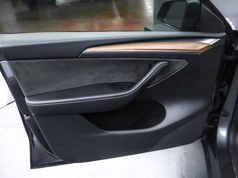 Used 2022 Tesla Model Y Performance image 15