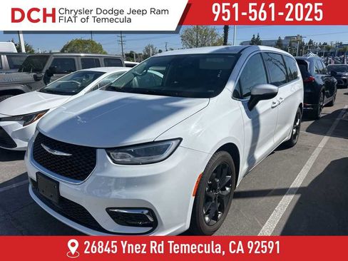 Used 2023 Chrysler Pacifica Touring-L FWD image 1