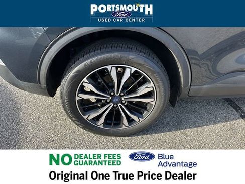 Certified 2022 Ford Escape SE w/ SE Sport Appearance Package image 32