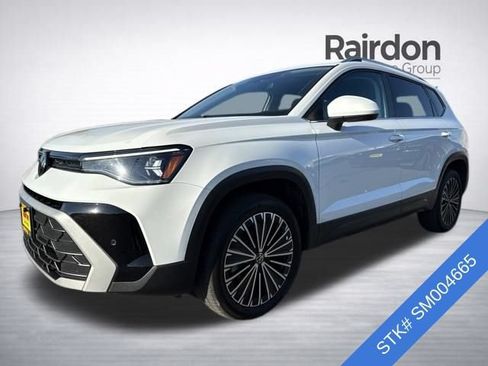 Used 2025 Volkswagen Taos SE FWD image 3