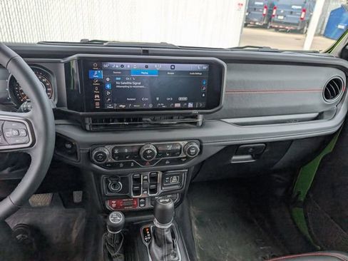 Used 2025 Jeep Wrangler Unlimited Rubicon w/ Convenience Group AWD/4WD image 3