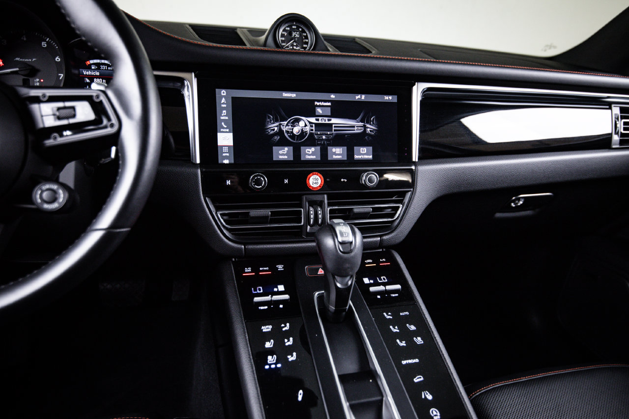Certified 2023 Porsche Macan Turbo AWD/4WD image 19