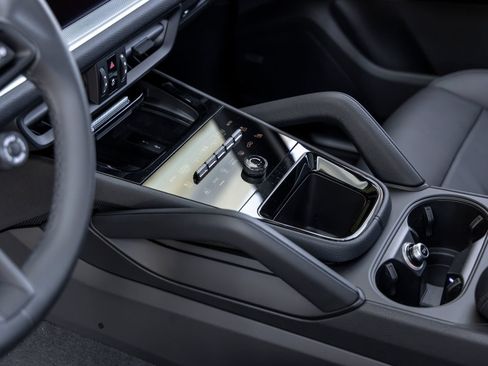 Certified 2025 Porsche Cayenne AWD/4WD image 40