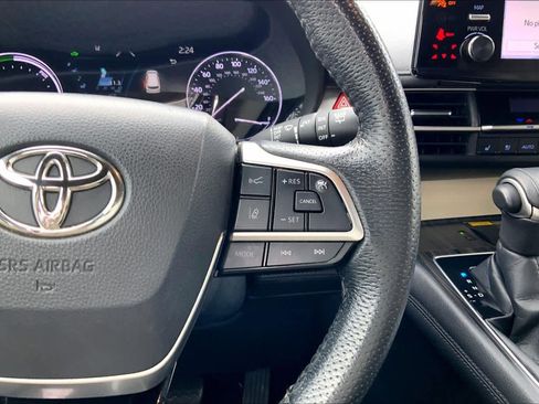 Used 2021 Toyota Sienna Limited image 23