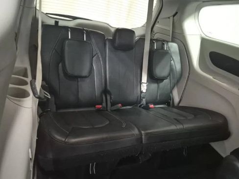 Used 2022 Chrysler Pacifica Touring-L FWD image 10