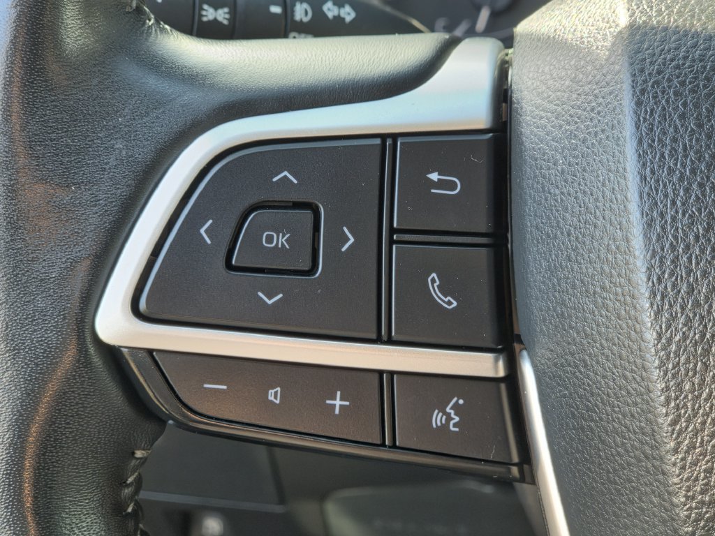 Used 2025 Toyota Highlander LE FWD image 24