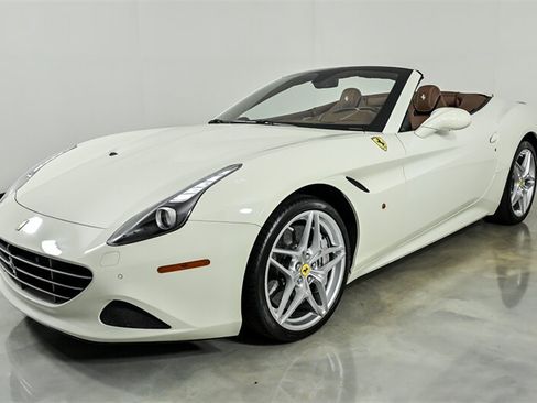 Used 2017 Ferrari California T RWD image 6