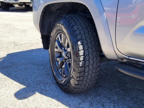 Used 2020 Toyota Tacoma SR5 w/ SR5 Appearance Package (SM) image 32