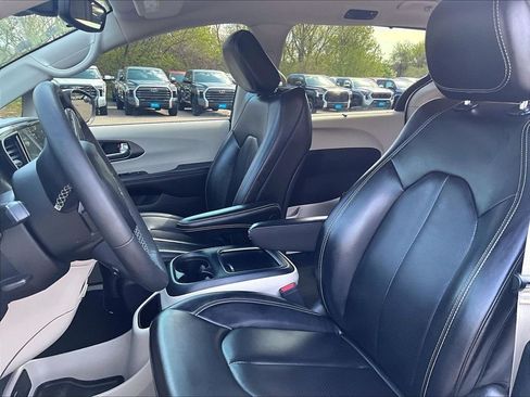 Used 2023 Chrysler Pacifica Touring-L FWD image 10