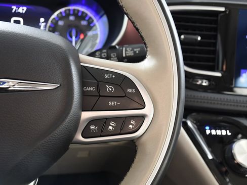 Used 2017 Chrysler Pacifica Limited w/ Advanced Safetytec Group FWD image 27