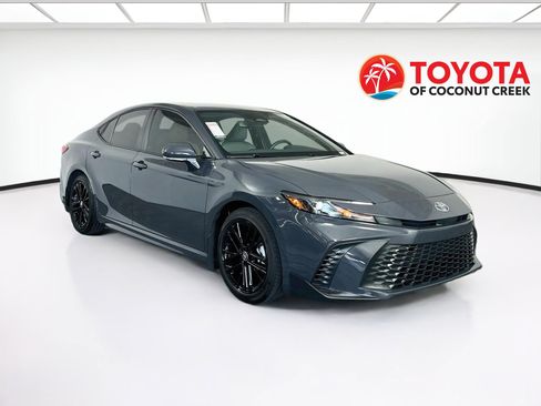 Used 2025 Toyota Camry SE FWD image 1