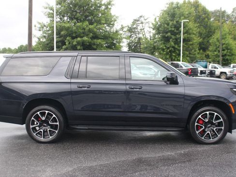 Used 2025 Chevrolet Suburban RST w/ RST Capability Package AWD/4WD image 8