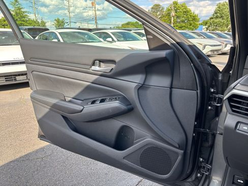 Used 2025 Nissan Altima 2.5 SV FWD image 18