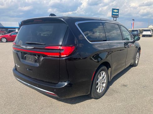 Used 2024 Chrysler Pacifica Touring-L FWD image 5