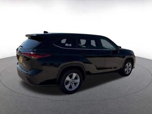 Used 2025 Toyota Highlander LE FWD image 14