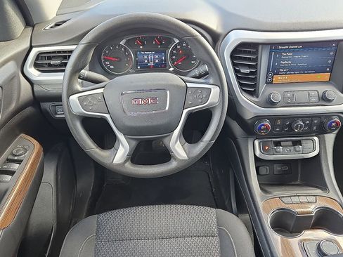 Used 2023 GMC Acadia SLE image 17