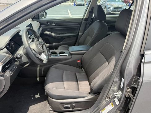 Used 2025 Nissan Altima 2.5 SV FWD image 10