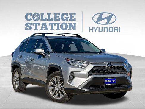 Used 2020 Toyota RAV4 XLE Premium image 3