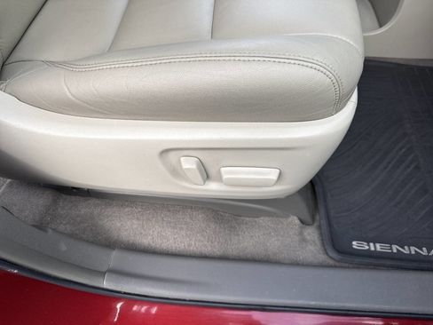 Used 2015 Toyota Sienna XLE 8 Passenger 4dr Mini Van image 47