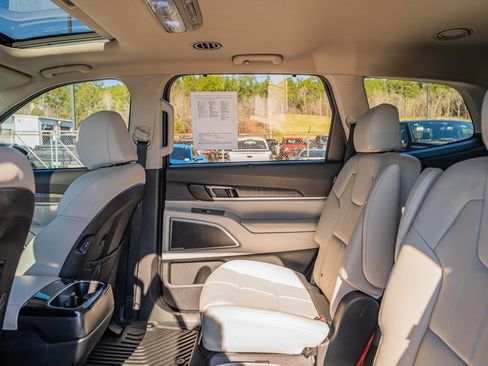 Used 2023 Kia Telluride EX w/ EX Captain's Chair Package image 19