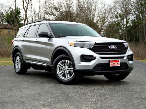 Used 2021 Ford Explorer XLT image 2