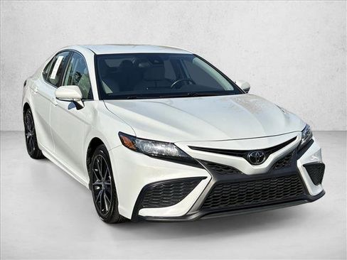 Used 2024 Toyota Camry SE image 3