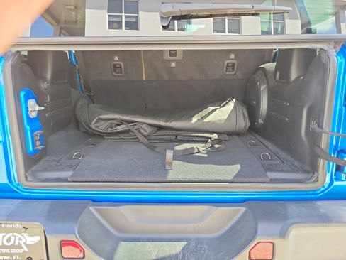 Used 2022 Jeep Wrangler Unlimited Sahara w/ LED Lighting Group AWD/4WD image 6