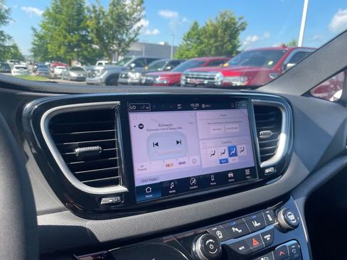 Used 2025 Chrysler Pacifica Select FWD image 15