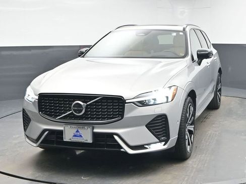 Used 2023 Volvo XC60 B6 Ultimate w/ Climate Package image 3