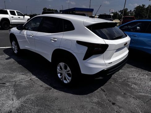 Used 2025 Chevrolet Trax LS image 4