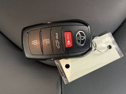 Used 2025 Toyota Highlander XLE image 17