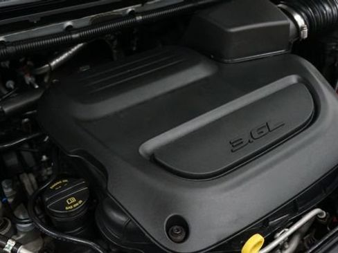 Used 2024 Chrysler Pacifica Touring-L image 67