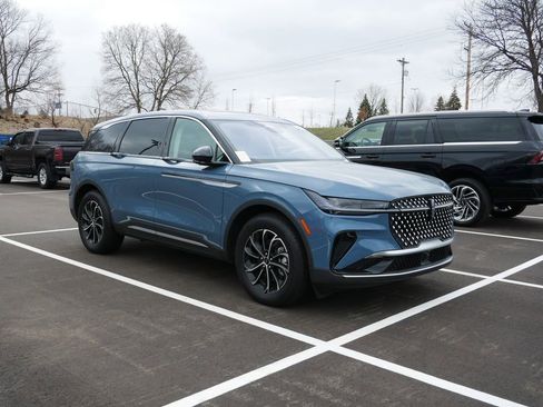 Used 2025 Lincoln Nautilus Premier w/ Equipment Group 102A image 3