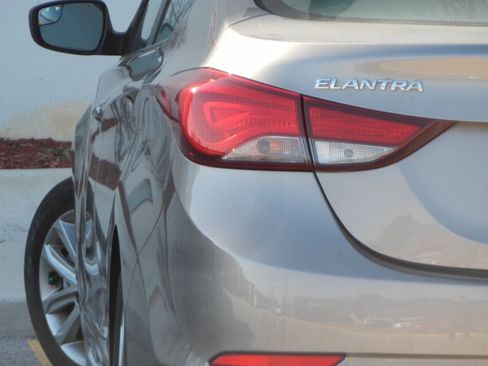 Used 2014 Hyundai Elantra SE w/ Option Group 02 FWD image 1