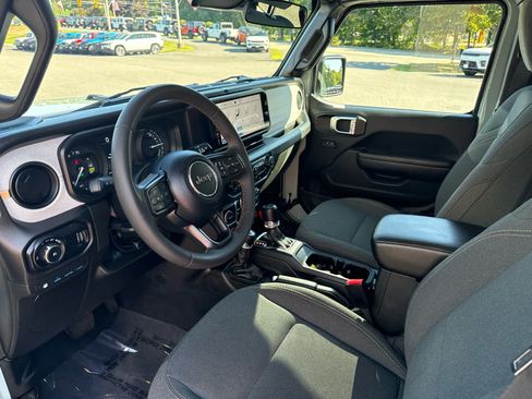Used 2024 Jeep Wrangler Unlimited AWD/4WD image 9
