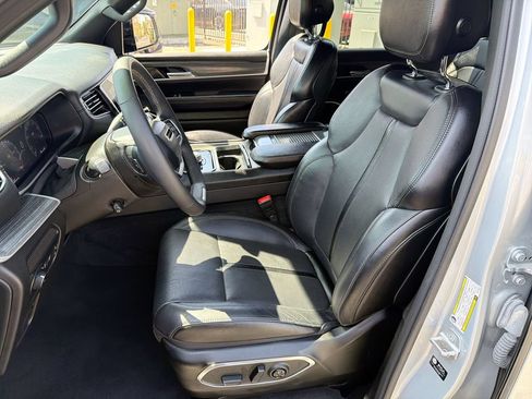Certified 2024 Jeep Wagoneer Series II w/ Flexible Seating Group RWD image 13