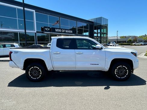 Used 2025 Toyota Tacoma TRD Sport AWD/4WD image 6