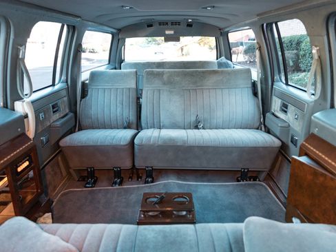 Used 1988 Chevrolet Suburban 2500 image 3