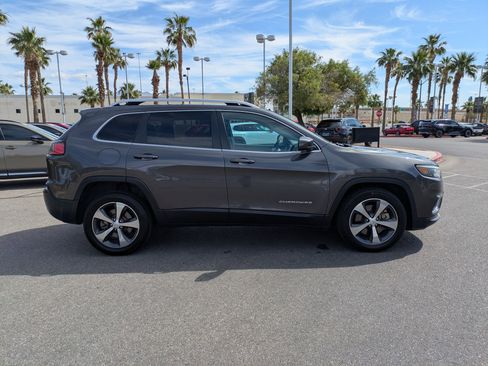 Used 2019 Jeep Cherokee Limited FWD image 6