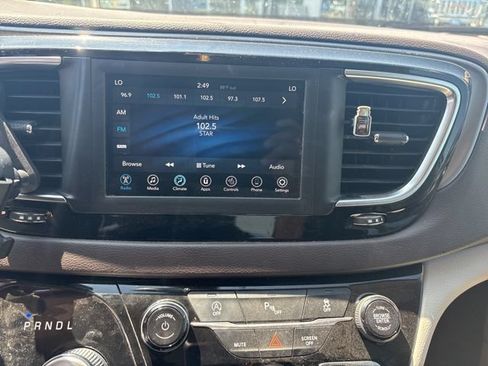 Used 2018 Chrysler Pacifica Touring-L FWD image 10