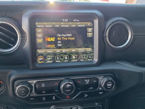 Used 2018 Jeep Wrangler Unlimited Sahara image 16